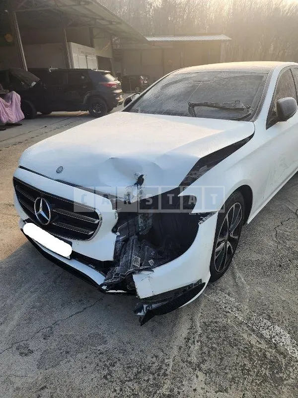 Photo 2 of 11: 2017 Mercedes-Benz E300, VIN WDDZF4JB5HA051826 — Korean insurance auction