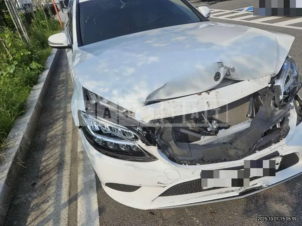 Photo 2 of 10: 2019 Mercedes-Benz C200 — Korean insurance auction