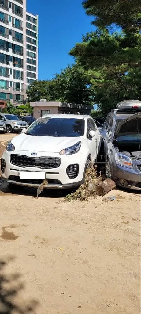 Photo 2 of 3: 2017 Kia Sportage, VIN KNAP6815GHK188558 — Korean insurance auction