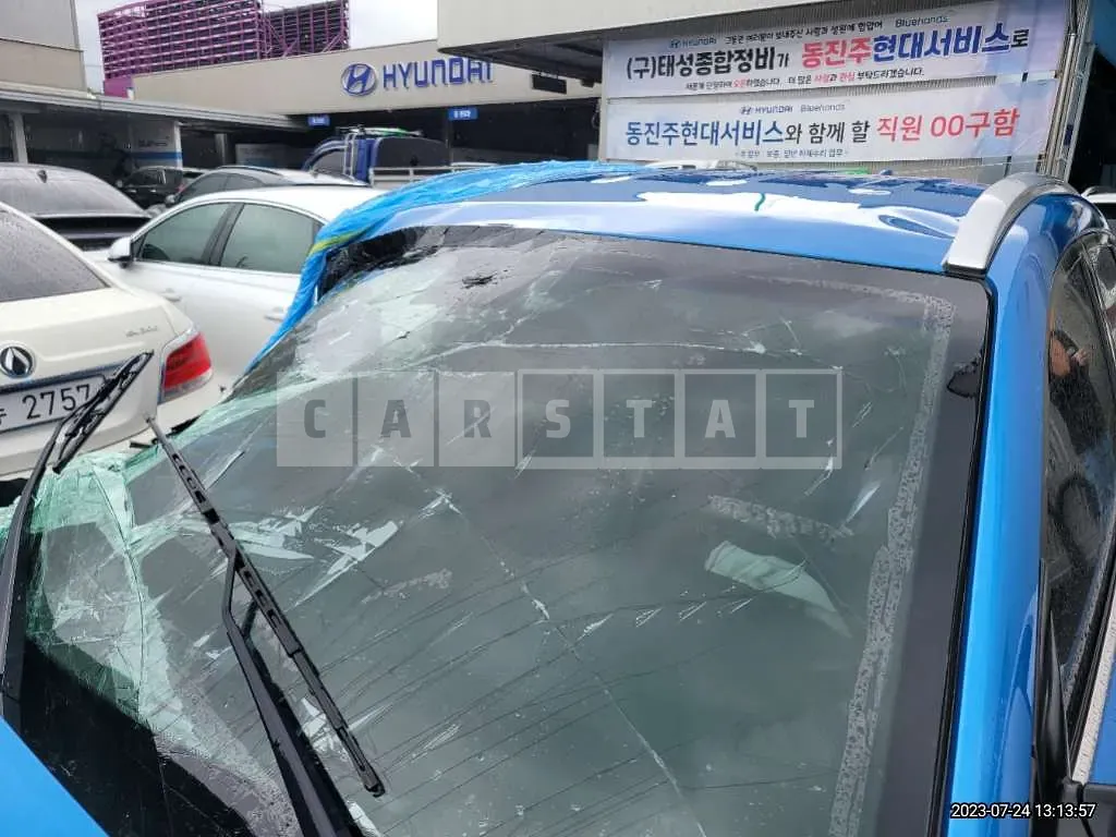 Photo 2 of 26: 2017 Hyundai Tucson, VIN KMHJ3815GHU261397 — Korean insurance auction