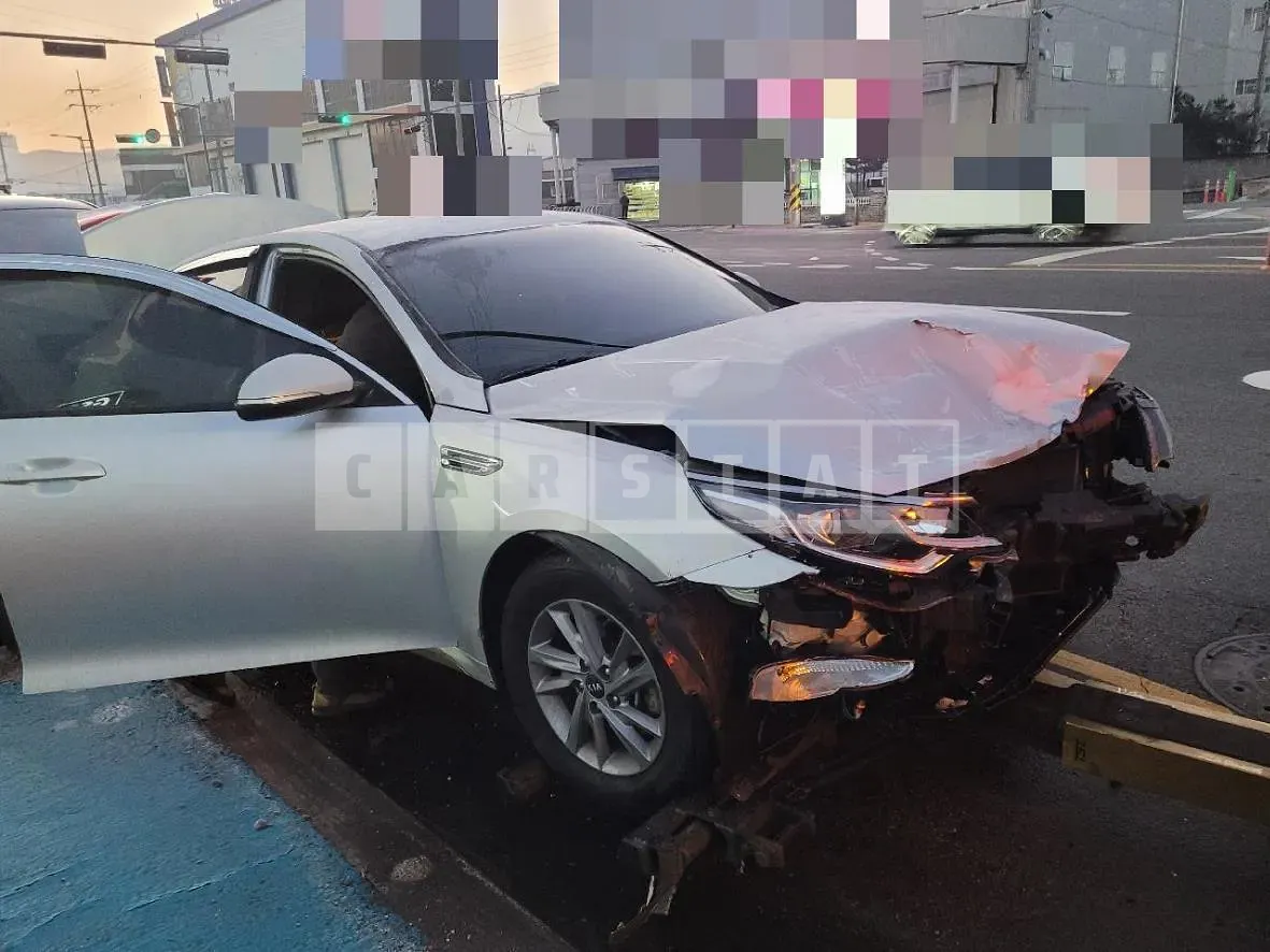 Photo 2 of 3: 2019 Kia K5 LPG, VIN KNAGU416BKA334112 — Korean insurance auction
