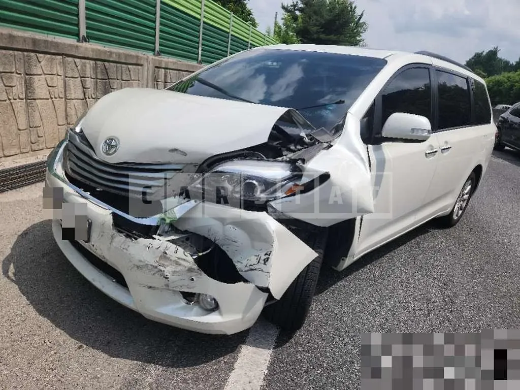 Photo 2 of 7: 2017 Toyota Siena 4WD — Korean insurance auction