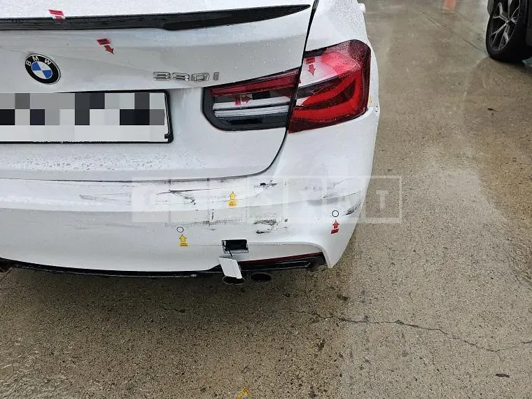 Photo 2 of 14: 2018 BMW 330i — Korean insurance auction