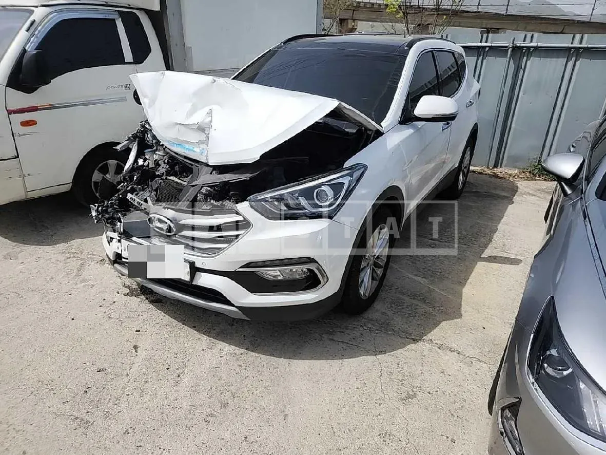 Photo 2 of 12: 2017 Hyundai Santa Fe 2.0, VIN KMHSW81UBJU804942 — Korean insurance auction