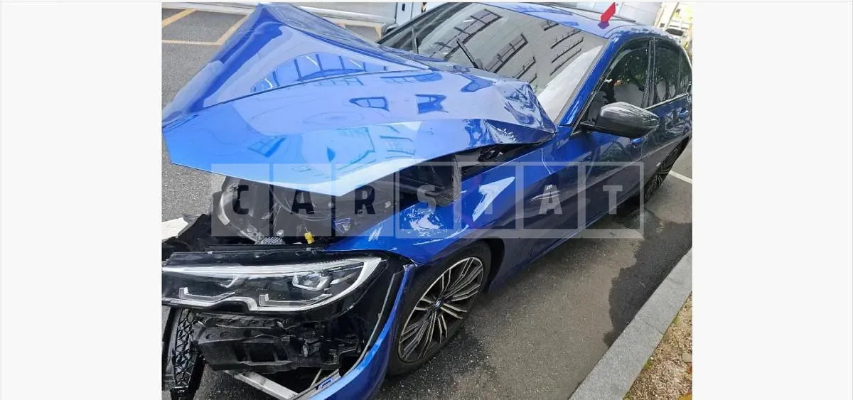Photo 2 of 14: 2021 BMW 320i — Korean insurance auction