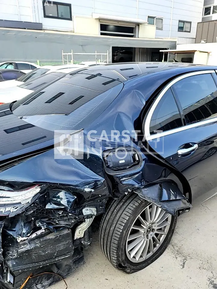 Photo 2 of 30: 2018 Mercedes-Benz E220 d 4Matic — Korean insurance auction