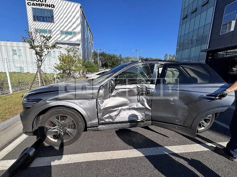 Photo 2 of 27: 2021 Genesis GV70 2.5T — Korean insurance auction