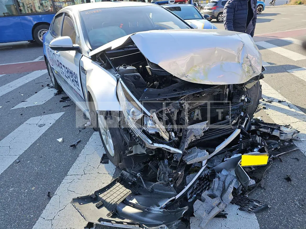 Photo 2 of 9: 2015 Kia K5, VIN KNAG741BBSA342604 — Korean insurance auction
