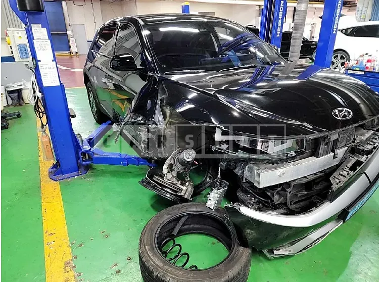 Photo 2 of 28: 2022 Hyundai Modern Ionic 5, VIN KMHKN81AFNU011780 — Korean insurance auction