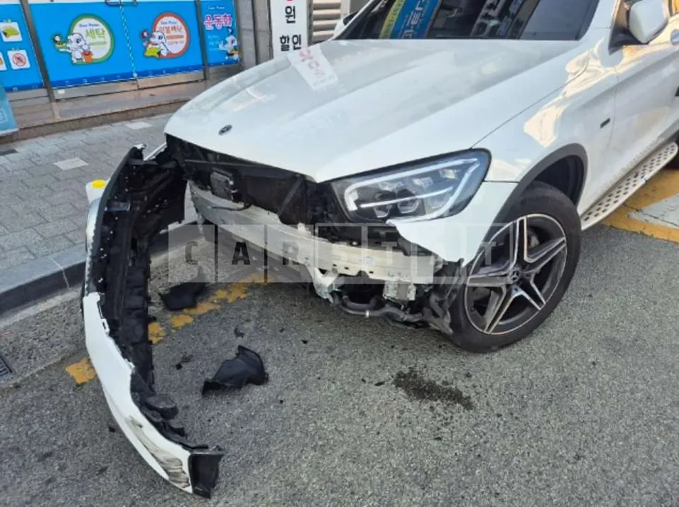 Photo 2 of 8: 2020 Mercedes-Benz GLC300 e 4Matic Coupe — Korean insurance auction