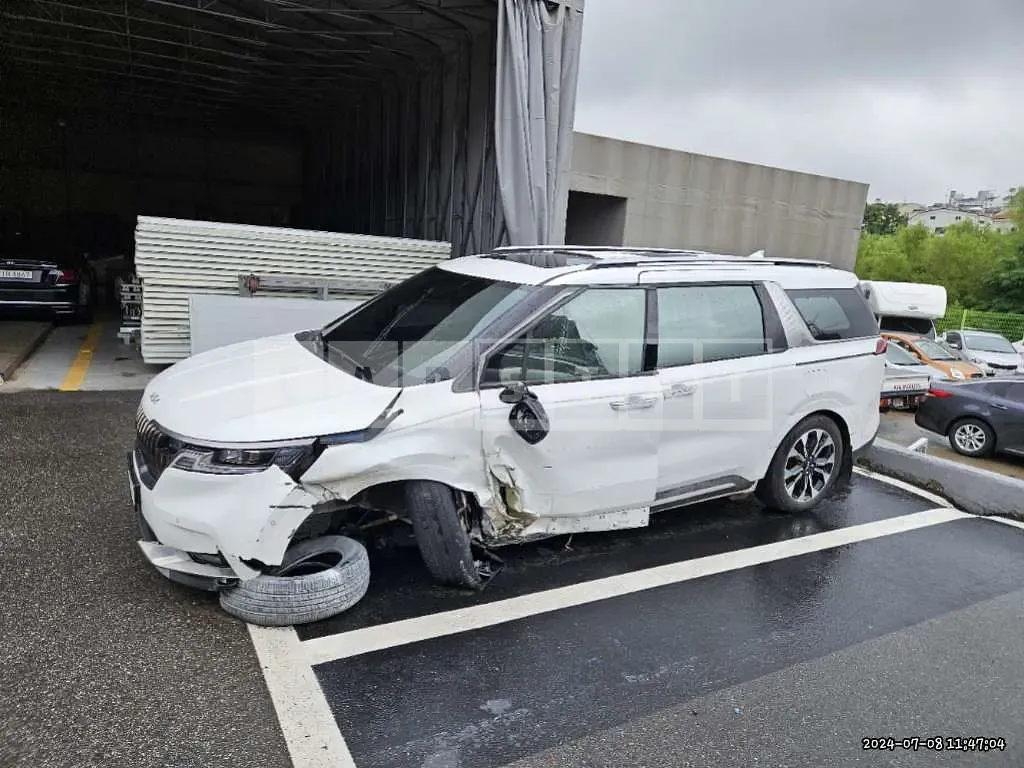 Photo 2 of 34: 2022 Kia Carnival — Korean insurance auction