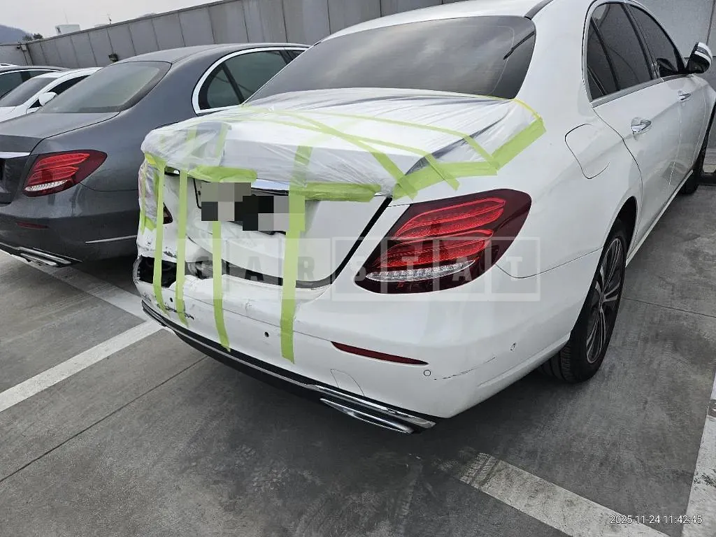 Photo 2 of 28: 2020 Mercedes-Benz E220 d — Korean insurance auction