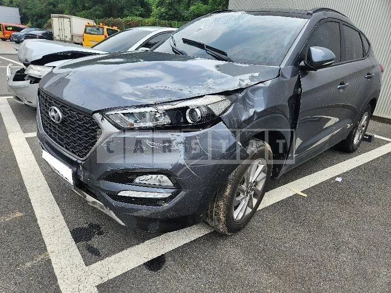 Photo 2 of 32: 2017 Hyundai Tucson, VIN KMHJ3815GJU531602 — Korean insurance auction