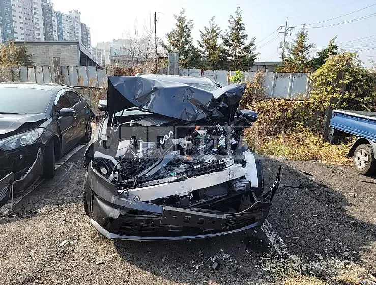 Photo 2 of 47: 2023 Kia Sorento, VIN KNARH81GBPA145927 — Korean insurance auction