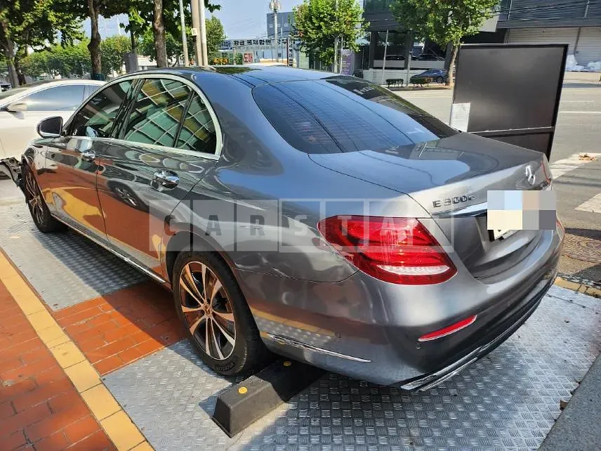 Photo 2 of 11: 2019 Mercedes-Benz E300 e — Korean insurance auction