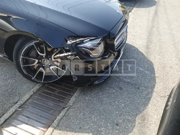 Photo 2 of 13: 2019 Mercedes-Benz E 300 4Matic, VIN WDDZF4KBXKA540325 — Korean insurance auction