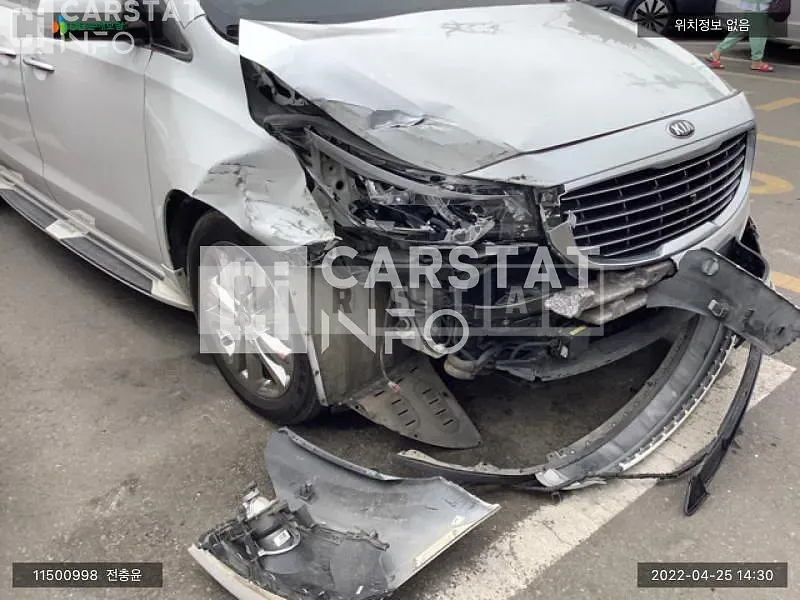 Photo 2 of 8: 2017 Kia Carnival, VIN KNAME81ABHS325950 — Korean insurance auction