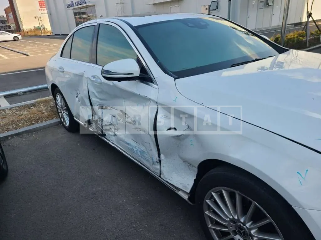 Photo 2 of 54: 2022 Mercedes-Benz E220 d 4Matic — Korean insurance auction