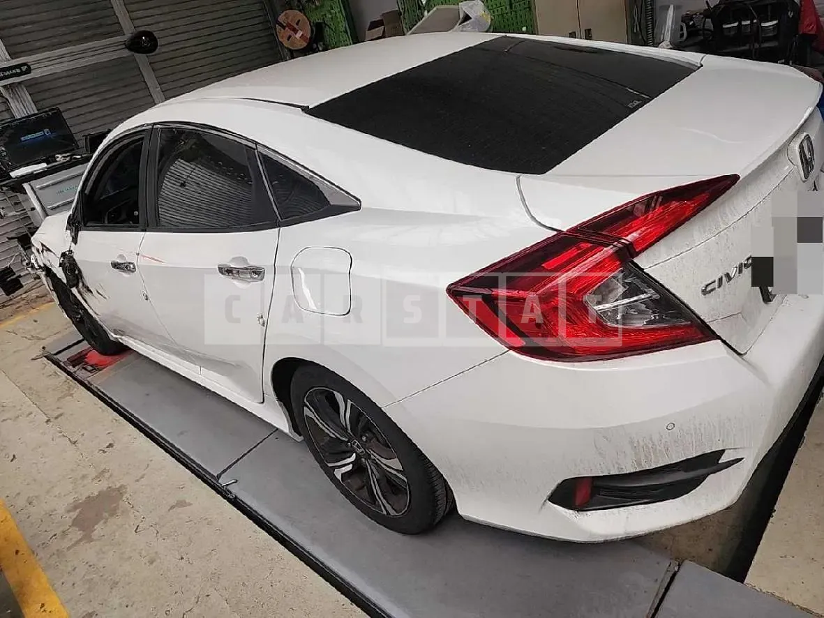 Photo 2 of 11: 2018 Honda Civic 4d, VIN 19XFC2670JE300247 — Korean insurance auction
