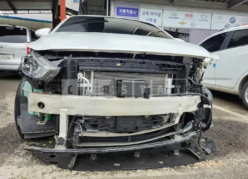 Photo 2 of 21: 2020 Hyundai Modern Ionic Electric, VIN KMHC851JFLU051257 — Korean insurance auction
