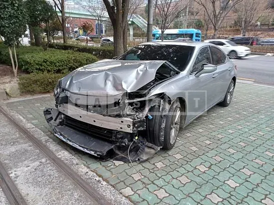 Photo 2 of 13: 2022 Lexus ES300h — Korean insurance auction
