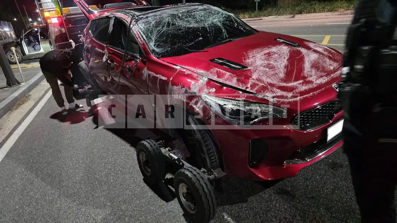 Photo 2 of 7: 2017 Kia Stinger, VIN KNAE751CDJS001324 — Korean insurance auction