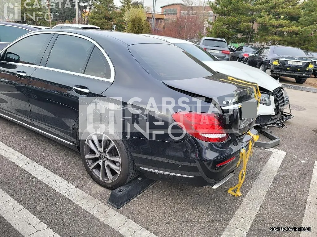 Photo 2 of 23: 2017 Mercedes-Benz E300, VIN WDDZF4JB7JA323282 — Korean insurance auction