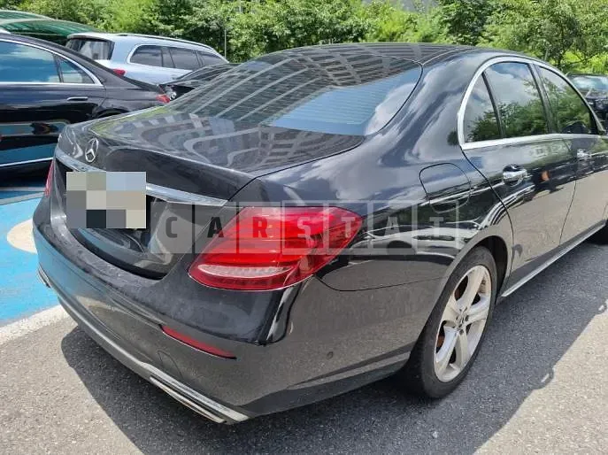 Photo 2 of 11: 2017 Mercedes-Benz E200 — Korean insurance auction