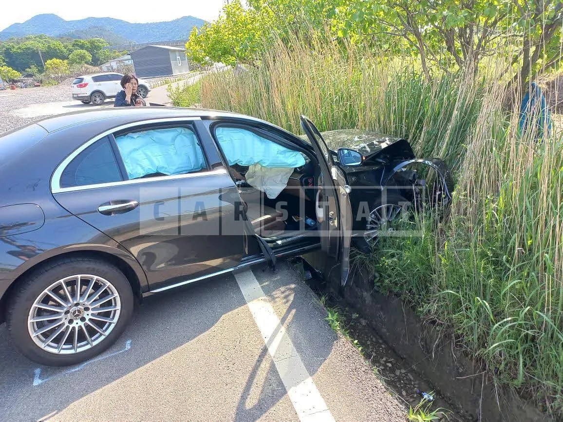 Photo 2 of 20: 2022 Mercedes-Benz E250, VIN W1KZF4FBXNB059189 — Korean insurance auction