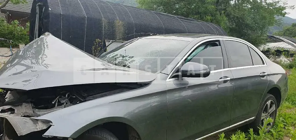 Photo 2 of 35: 2019 Mercedes-Benz E220d, VIN WDDZF0EB5KA509987 — Korean insurance auction