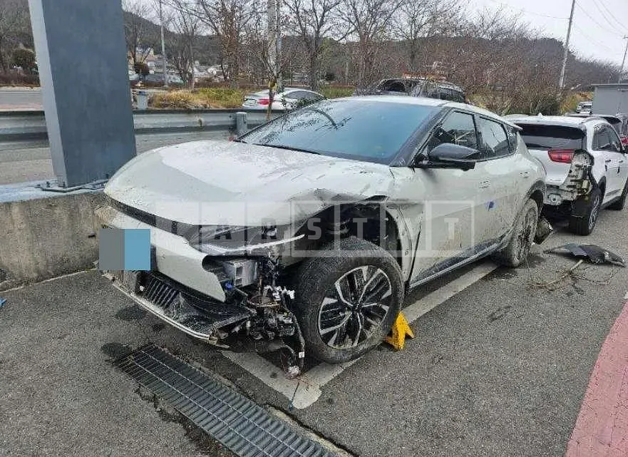 Photo 2 of 32: 2022 Kia EV6 Long Range Earth — Korean insurance auction