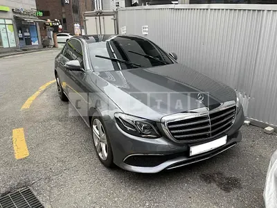 Photo 1 of 13: 2019 Mercedes-Benz E300 4Matic, VIN WDDZF4KB9KA622773 — Korean insurance auction