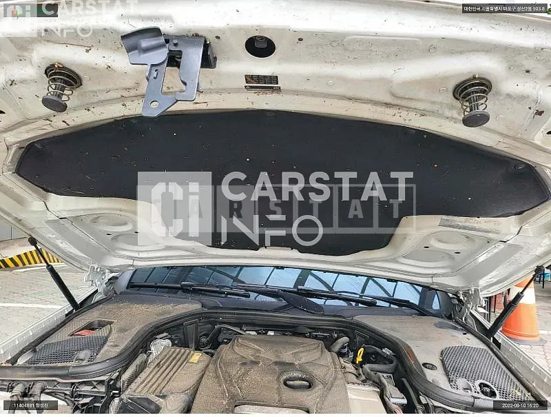 Photo 2 of 14: 2019 Mercedes-Benz E300, VIN WDDZF4KBXKA683128 — Korean insurance auction