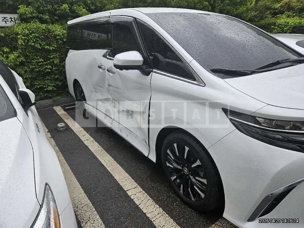 Photo 2 of 17: 2026 Toyota Alphard Hybrid — Korean insurance auction