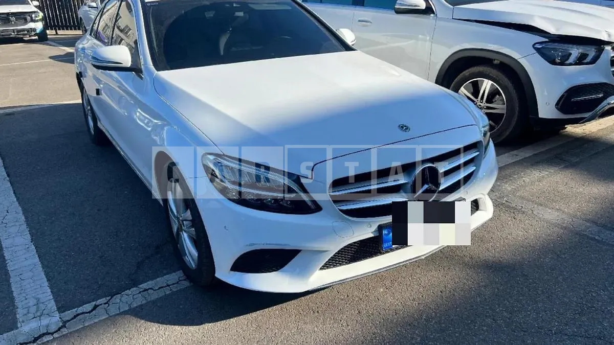 Photo 2 of 3: 2019 Mercedes-Benz (parts) C220 d Headlamp, VIN WDDWF1EB2KR426270 — Korean insurance auction