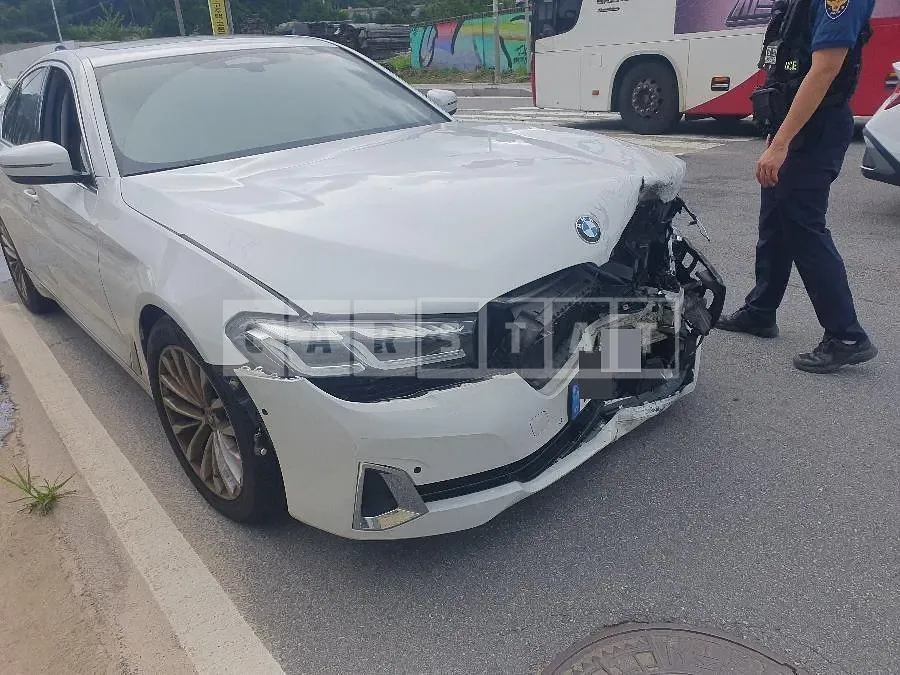 Photo 2 of 2: 2022 BMW 520i — Korean insurance auction