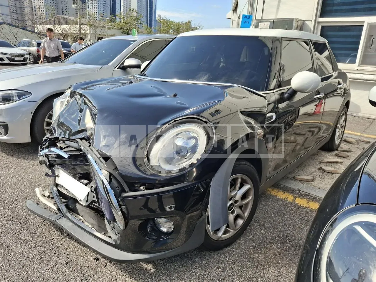 Photo 2 of 10: 2017 MINI Cooper D Five-Door, VIN WMWXT3100J2G01520 — Korean insurance auction