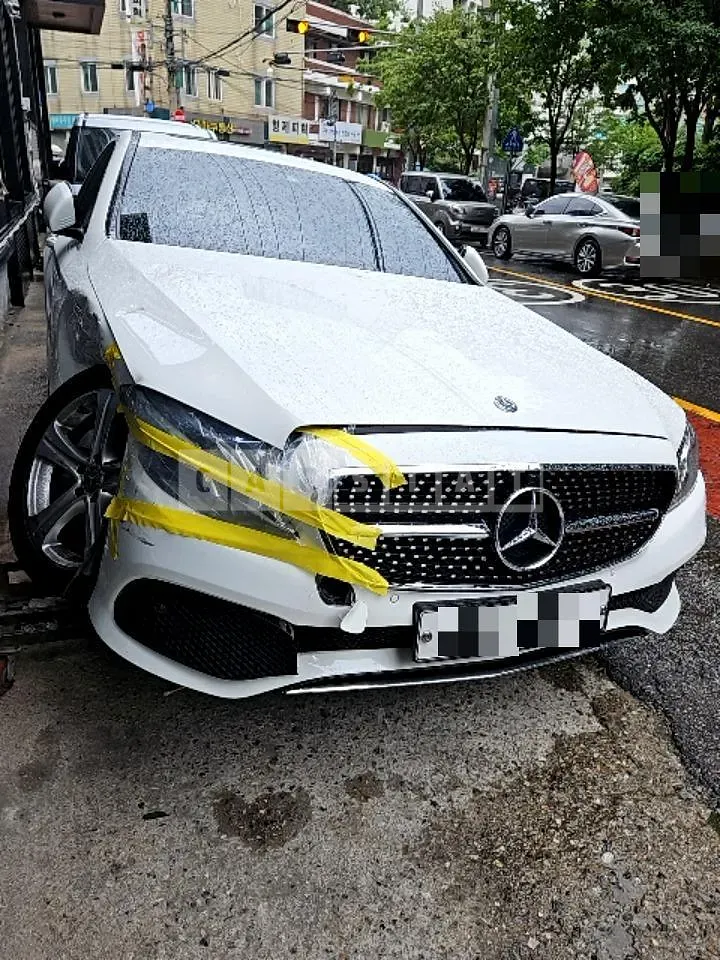 Photo 2 of 33: 2018 Mercedes-Benz E200, VIN WDDZF4CB0JA421311 — Korean insurance auction
