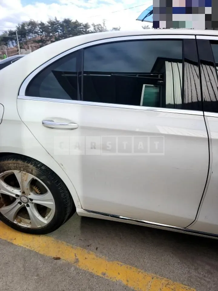 Photo 2 of 16: 2017 Mercedes-Benz E220 d 4Matic, VIN WDDZF0FB0HA226128 — Korean insurance auction