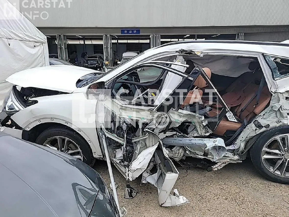 Photo 2 of 16: 2016 Hyundai Santa Fe, VIN KMHSW81XDGU634992 — Korean insurance auction