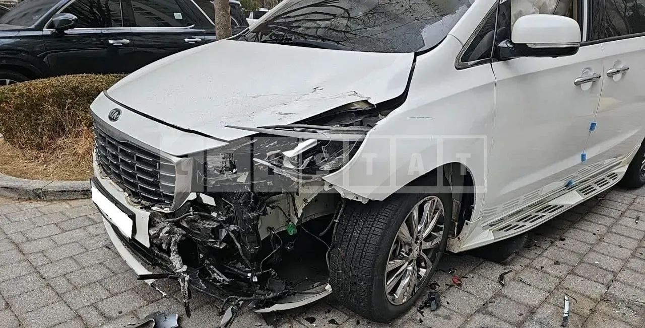 Photo 2 of 26: 2018 Kia Carnival, VIN KNAME811BKS452257 — Korean insurance auction