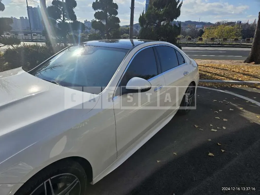 Photo 2 of 23: 2024 Mercedes-Benz C 200, VIN W1KAF5ABXRF163948 — Korean insurance auction