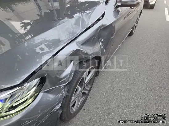 Photo 2 of 21: 2017 Mercedes-Benz E 300 4Matic, VIN WDDZF4KB9HA080017 — Korean insurance auction