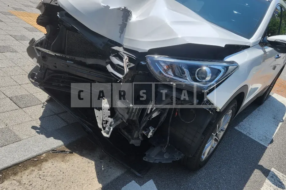 Photo 2 of 8: 2017 Hyundai Santa Fe, VIN KMHSW81UBHU728977 — Korean insurance auction