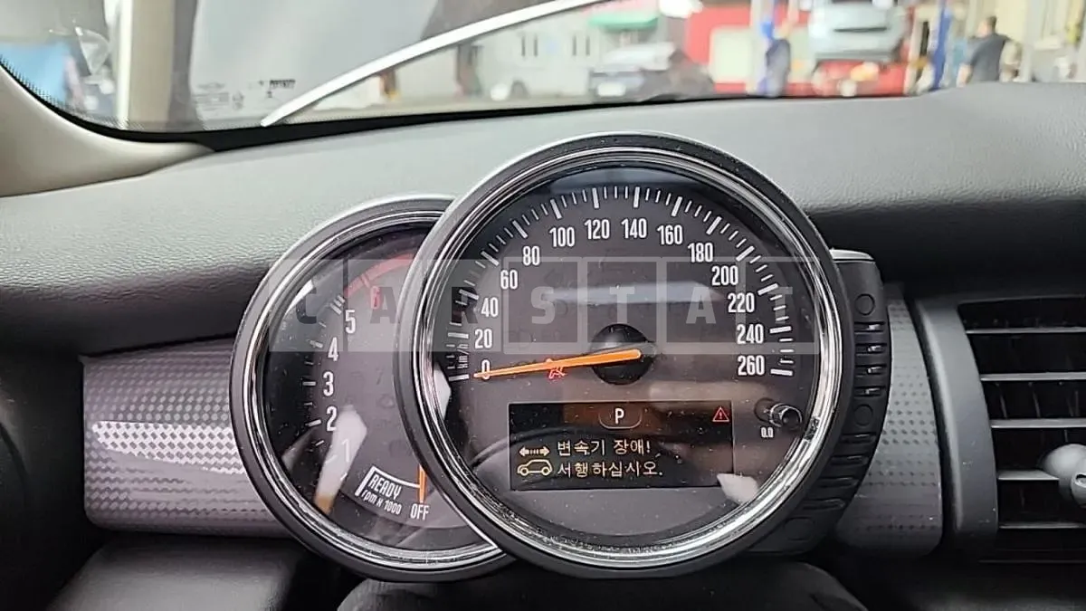 Photo 2 of 39: 2015 MINI Cooper D Five-Door, VIN WMWXT3106F2B75565 — Korean insurance auction