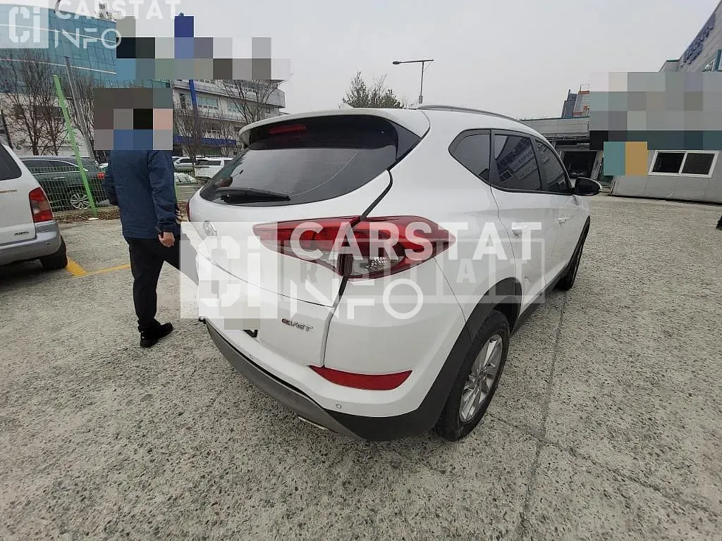 Photo 2 of 33: 2016 Hyundai Tucson 1.7, VIN KMHJ3815GHU303264 — Korean insurance auction
