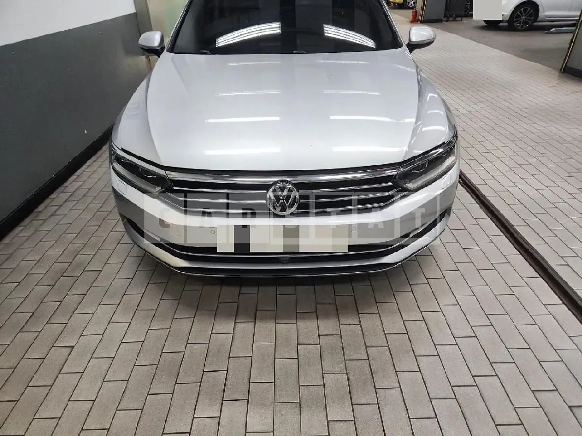 Photo 3 of 3: 2018 Volkswagen (parts) Passat GT 2.0 TDI Headlamp — Korean insurance auction