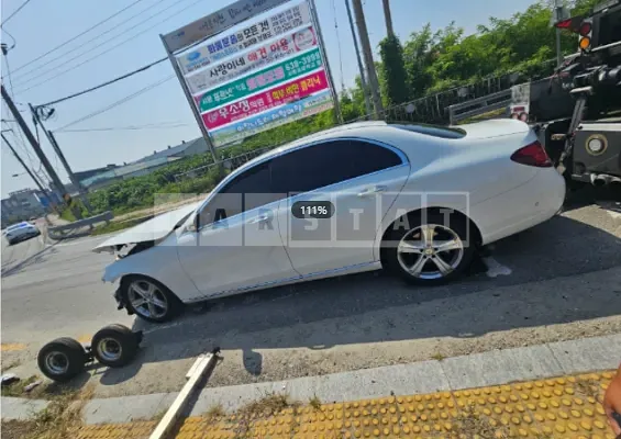 Photo 3 of 3: 2017 Mercedes-Benz E220d, VIN WDDZF0EB3HA064562 — Korean insurance auction