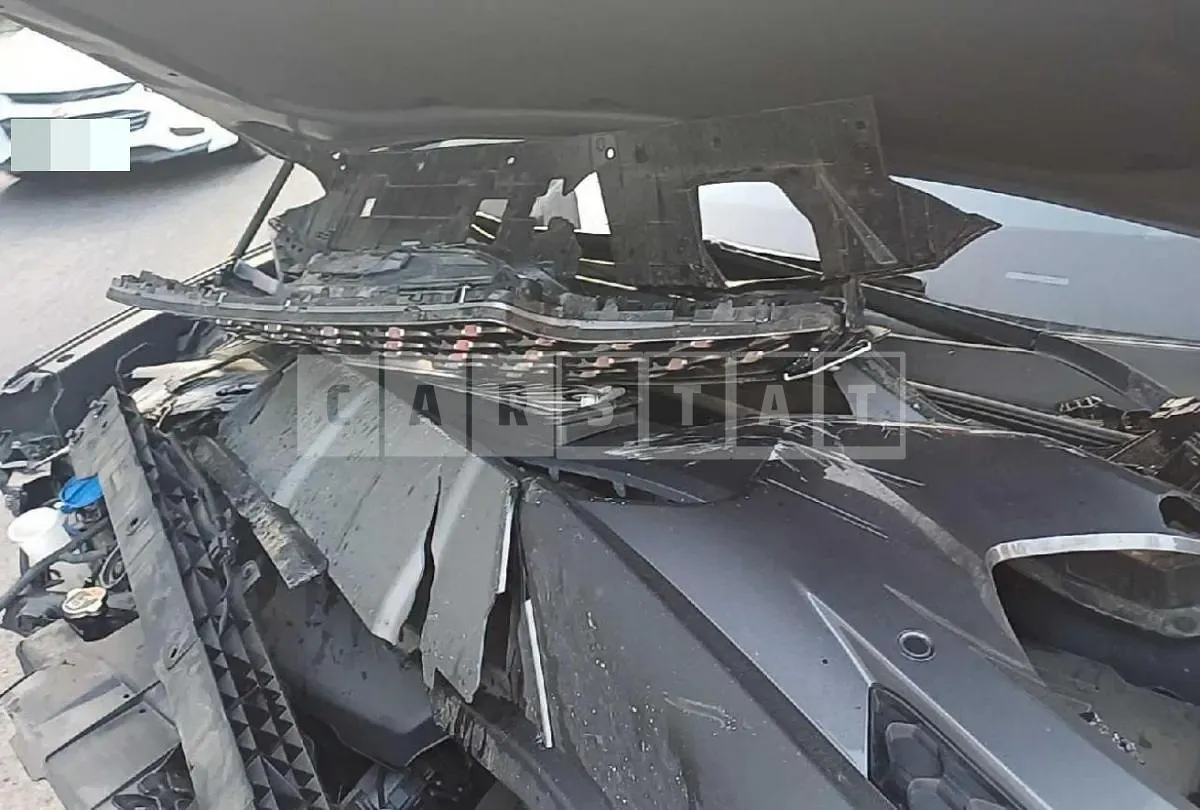 Photo 2 of 32: 2018 Hyundai Santa Fe TM, VIN KMHS281BBKU128573 — Korean insurance auction
