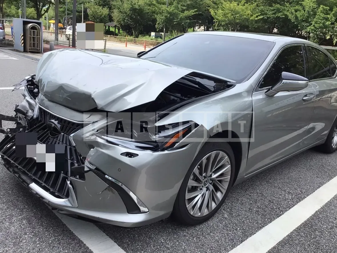 Photo 2 of 10: 2023 Lexus ES300h, VIN JTHBA1C1XP2018597 — Korean insurance auction